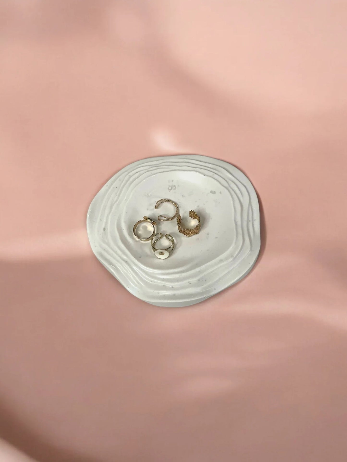 Sisu: bandeja decorativa con relieve