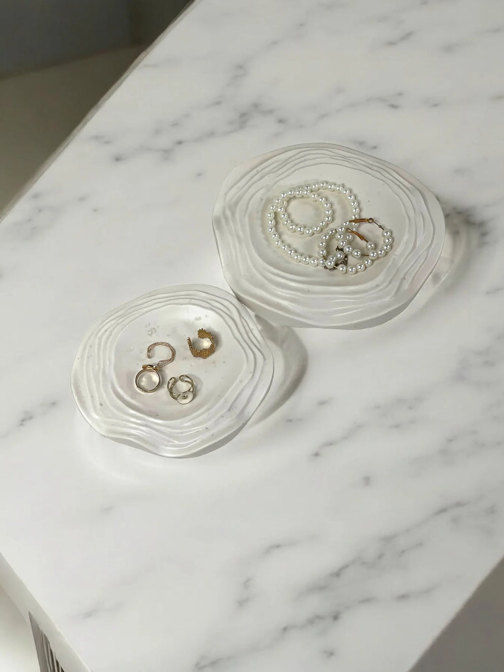 Sisu: bandeja decorativa con relieve