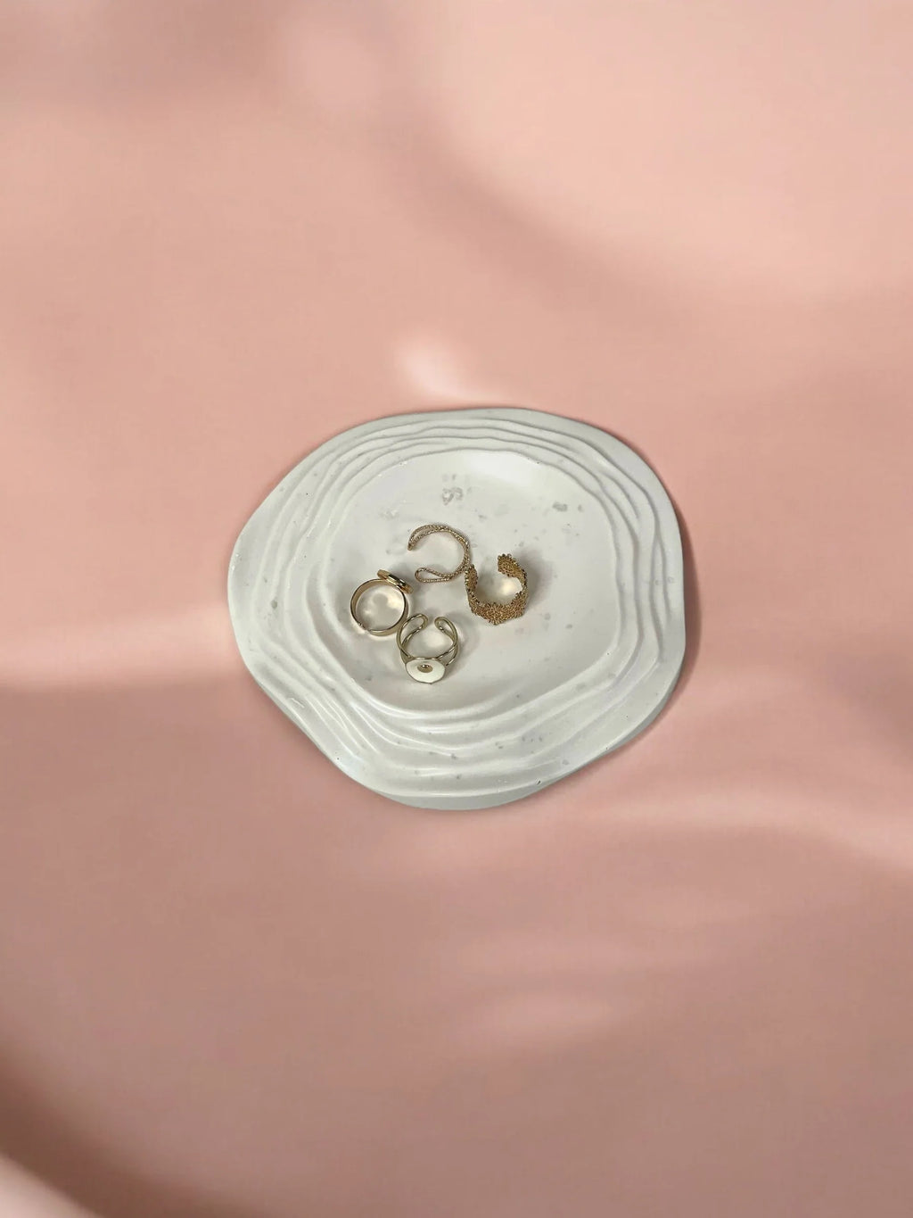 Sisu: bandeja decorativa con relieve