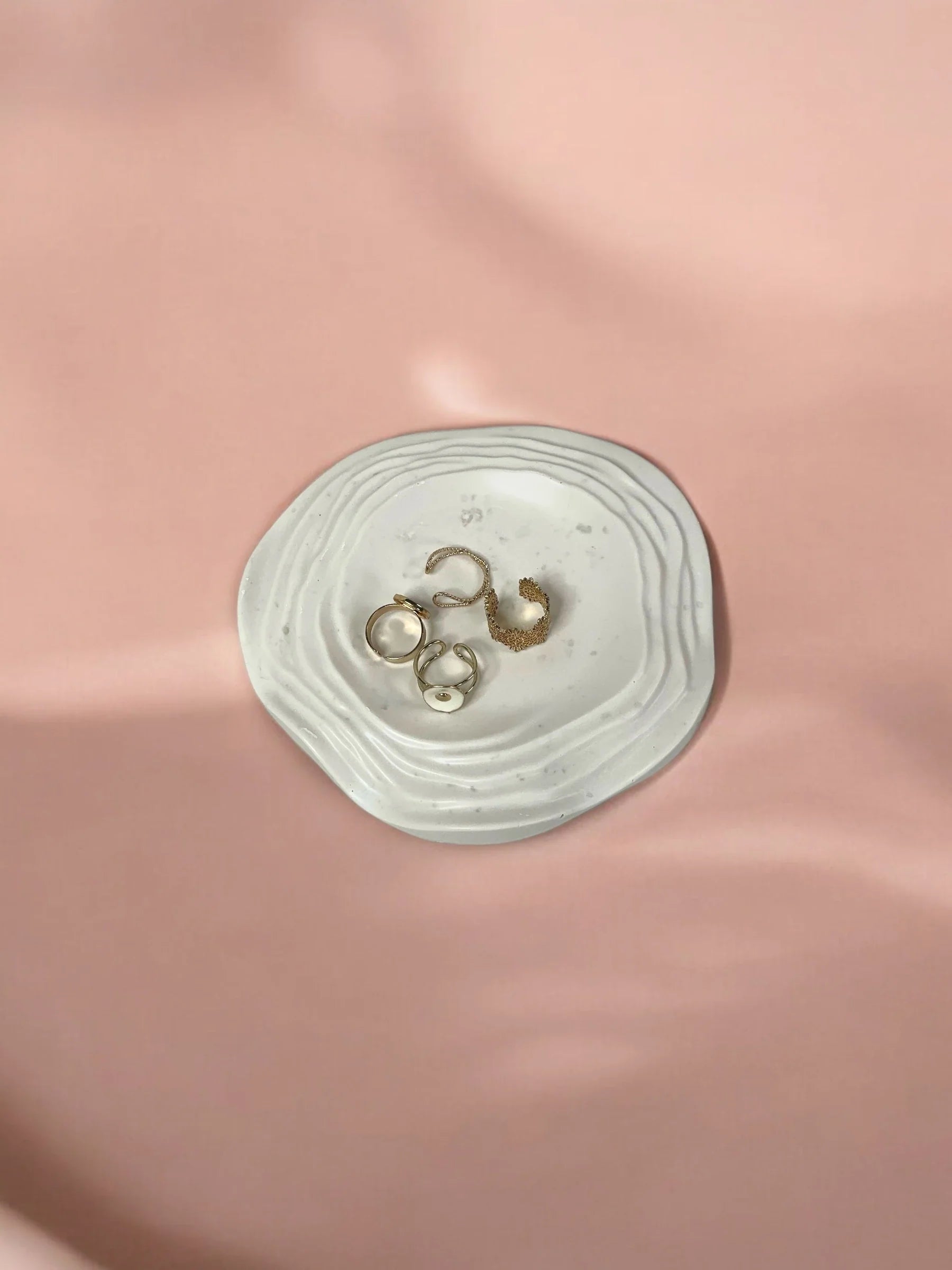 Sisu: bandeja decorativa con relieve