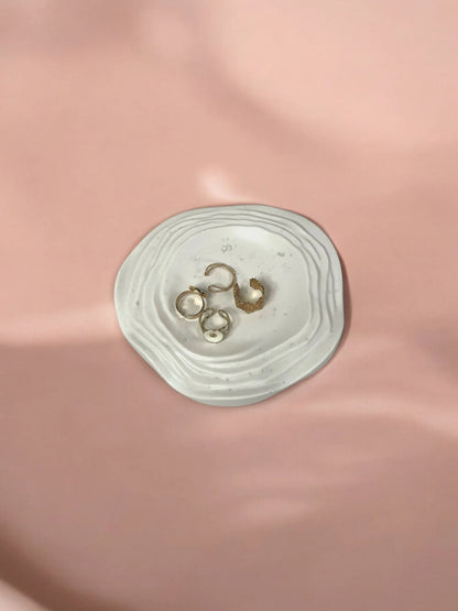 Sisu: bandeja decorativa con relieve